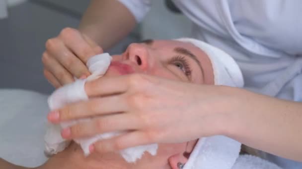Beauty Master Cosmetologist Wipes Womans Face Napkins Mask Rejuvenating Procedures — стоковое видео