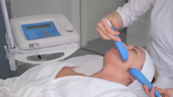 Cosmetologist Massages Face Middle Aged Woman Beauty Salon Electric Massager — Vídeo de Stock