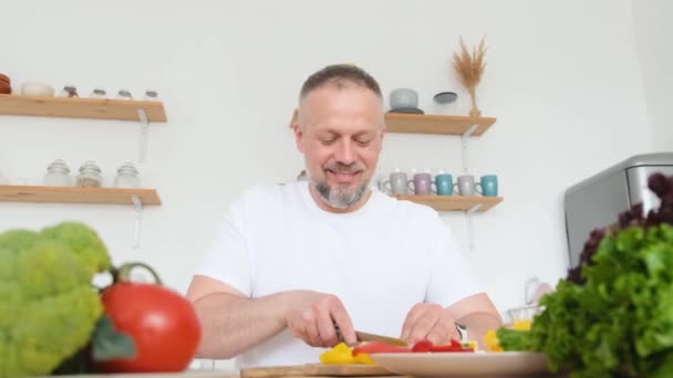Preparation Salad Fresh Vegetables Man Gives Thumbs Laughs Vegetarian Food — Stock Video