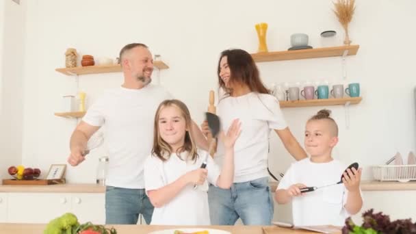 Joven Familia Divirtiéndose Bailando Cocina Felizmente Casa Familia Feliz Cocina — Vídeos de Stock