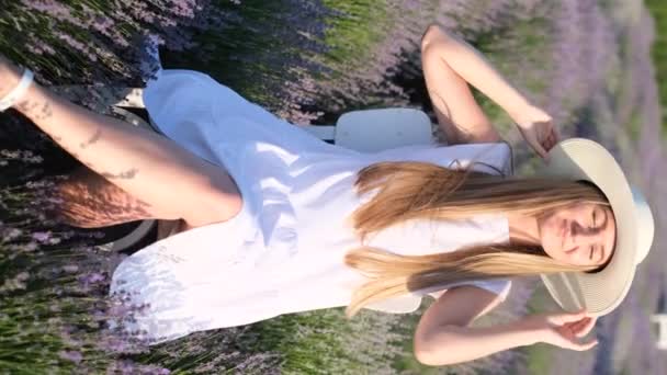 Verticale Video Van Een Mooie Dame Een Witte Stijl Zittend — Stockvideo