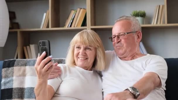 Feliz Pareja Ancianos Tomando Selfie Divirtiéndose Con Cámara Del Teléfono — Vídeo de stock