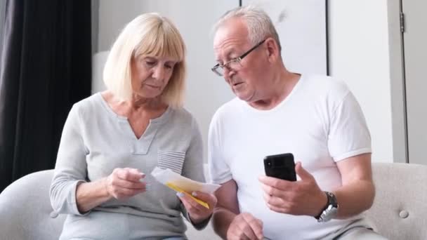 Ein Alleinstehendes Ehepaar Berechnet Hause Steuern Ältere Männer Und Frauen — Stockvideo