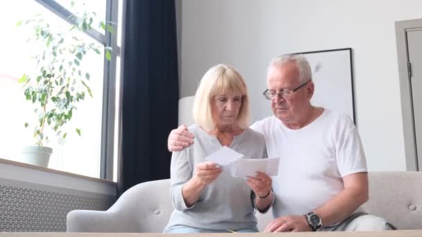 Starsza Para Poważnie Martwiła Się Liczenie Rachunków Zapłaty Zaniepokojona Para — Wideo stockowe