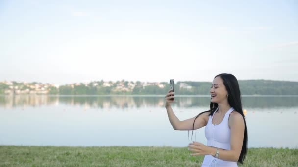 Uma Linda Garota Comunica Uma Chamada Vídeo Através Smartphone Blogueiro — Vídeo de Stock