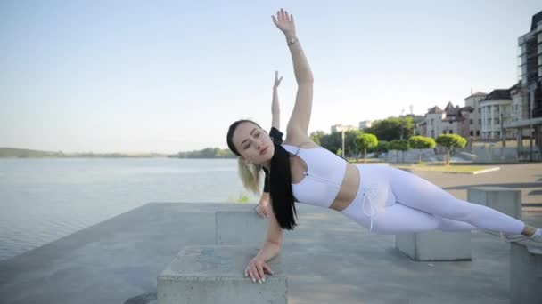 Groep Actieve Meisjes Die Stretching Oefeningen Doen Slow Motion Camera — Stockvideo