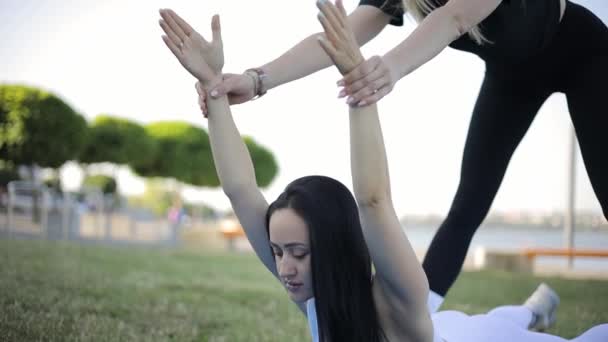 Две Спортивные Девушки Работают Вместе Открытом Воздухе Занимаясь Фитнесом Аэробикой — стоковое видео