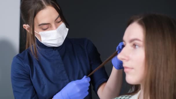 Tricholog Rukavicích Prohlíží Vlasy Konzultace Dermatologem Tricholog Zkoumá Vlasy Ženy — Stock video