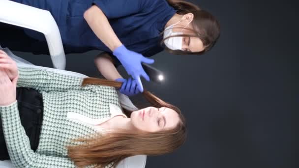 Médico Trichologist Examina Mulheres Pacientes Cabelos Usando Tricoscópio Clínica Procedimento — Vídeo de Stock