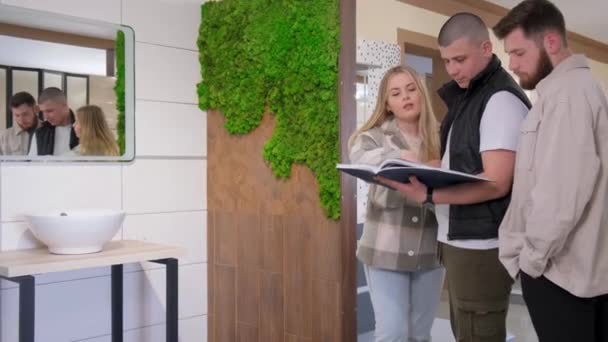 Young Couple Seller Chooses Materials Bathroom Renovation Family Chooses Materials — Stock Video