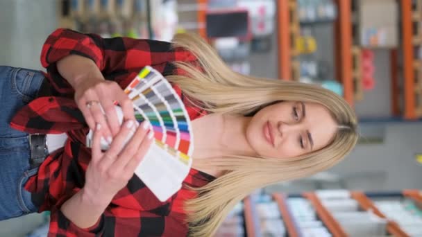 Pionowe Wideo Piękna Uśmiechnięta Blond Konsultantka Trzymająca Paletę Kolorów Supermarkecie — Wideo stockowe