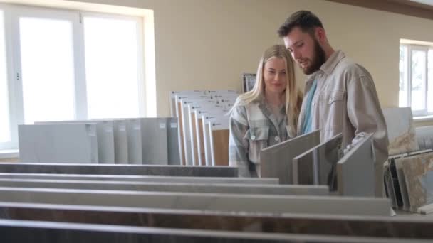 Ein Ehepaar Sucht Sich Salon Keramikfliesen Zur Reparatur Aus Auswahl — Stockvideo