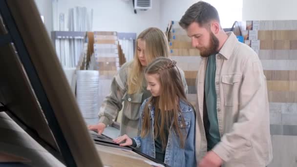 Para Dzieckiem Supermarkecie Budowlanym Wybór Towaru Naprawy Projekt Domu Samodzielnego — Wideo stockowe