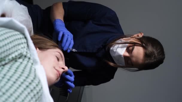 Tratamiento Del Cabello Cosmetología Por Mesoterapia Disparo Cabeza Una Mujer — Vídeo de stock