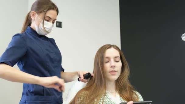 Kozmetológus Trichológus Bőrgyógyász Aki Megvizsgálja Beteg Hajának Állapotát Haj Sérült — Stock videók