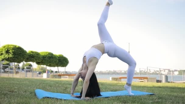 Vacker Ung Flicka Gör Fitness Yoga Aktiva Övningar Och Stretching — Stockvideo