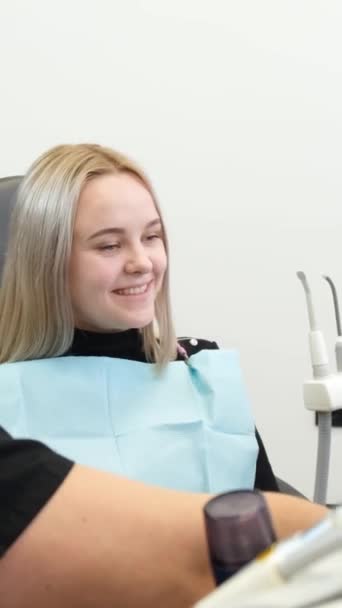 Konsultacja Dentystą Pacjentką Krześle Dentystycznym Terminowe Leczenie Zębów Pionowe Wideo — Wideo stockowe