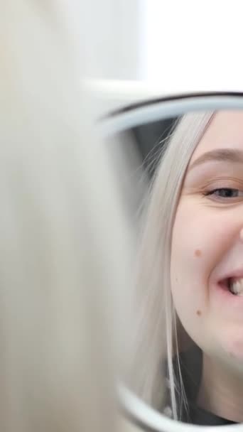 Ένας Ικανοποιημένος Ασθενής Κοιτάζει Θεραπευμένα Δόντια Στον Οδοντικό Καθρέφτη Αποτέλεσμα — Αρχείο Βίντεο