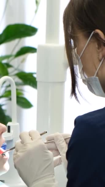 Стоматолог Клієнт Під Час Лікування Зубів Стоматологічному Кабінеті Сучасні Методи — стокове відео