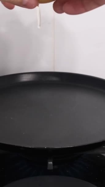 Ein Mann Schlägt Ein Eine Heiße Pfanne Vorbereitung Des Frühstücks — Stockvideo