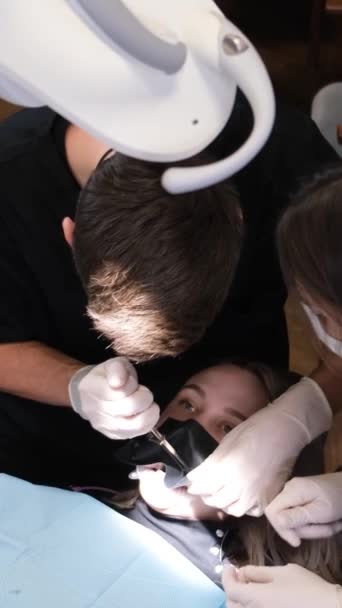 Процесс Лечения Зубов Мужчина Стоматолог Помощник Лечить Зубы Помощью Современных — стоковое видео
