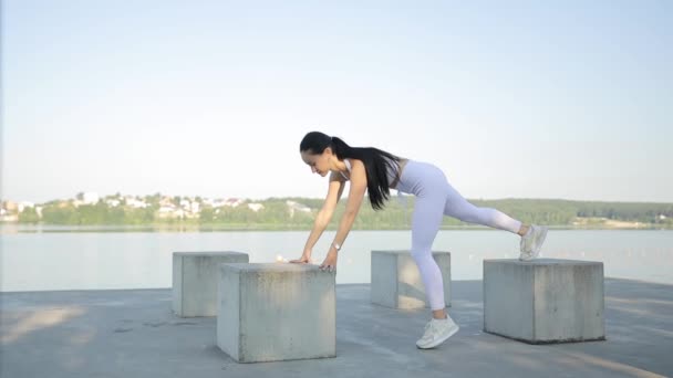 Sportig Ung Kvinna Sportkläder Gör Stretching Övningar Ansträngande Benmuskler Hålla — Stockvideo