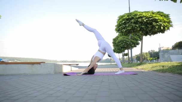 Elastyczna Dziewczyna Robi Ćwiczenia Rozciągające Nogi Zewnątrz Zdrowy Styl Życia — Wideo stockowe