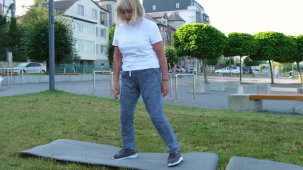 Vacker Mormor Gör Fitnessövningar Parken Idrottsliv Pension Hälsosam Livsstil — Stockvideo