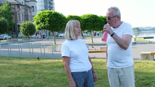 Ouderen Praten Drinken Water Ochtendtraining Lach Naar Geluk Ontspan Terwijl — Stockvideo