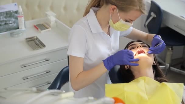 Mladá Žena Nechala Vyšetřit Zuby Zubařkou Zubařské Ordinaci Zubařka Ošetřuje — Stock video