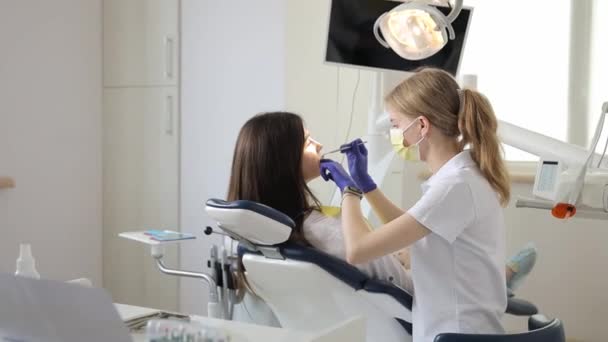 Μια Γυναίκα Οδοντίατρος Εξετάζει Δόντια Ενός Ασθενούς Κατά Διάρκεια Ενός — Αρχείο Βίντεο