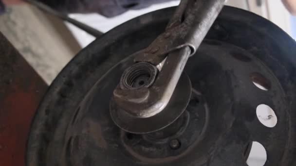 Stor Skiftnyckel Drar Muttern Reparation Stålhjul Från Bil Bilservice Reparation — Stockvideo