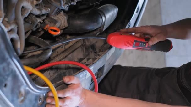 Αυτόματος Μηχανικός Επιθεωρεί Αυτοκίνητο Για Διαρροή Συστημάτων Ψύξης Συμπιεστών Αέρα — Αρχείο Βίντεο