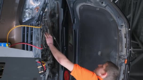 Auto Monteur Inspecteert Auto Voor Luchtcompressor Koelsysteem Lek Vermoedelijke Auto — Stockvideo