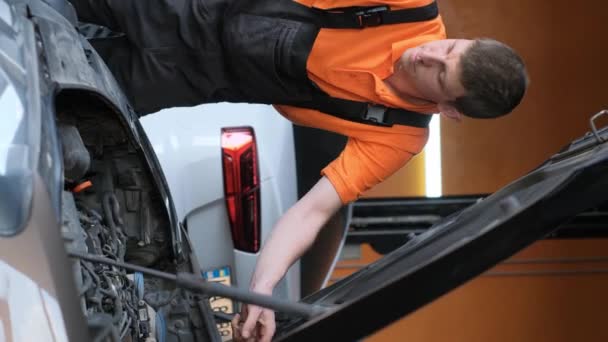 Auto Μηχανικός Επισκευάζει Κλιματιστικά Ένα Αυτοκίνητο Διαγνωστικά Του Ελέγχου Του — Αρχείο Βίντεο