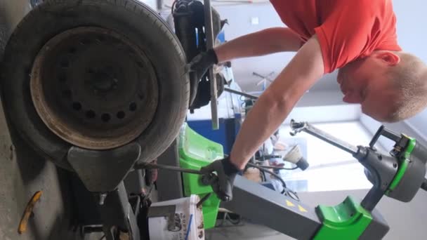 Car Mechanic Balances Tires Car Concept Car Repair Vertical Video — Stock Video