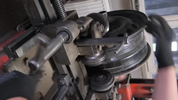Çelik Tekerleklerin Tamiri Araba Servisi Araba Tekerleği Tamiri Dikey Video — Stok video