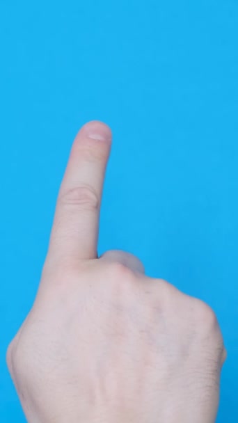 Mão Masculina Tocando Clicando Deslizando Tela Azul Chromakey Use Para — Vídeo de Stock