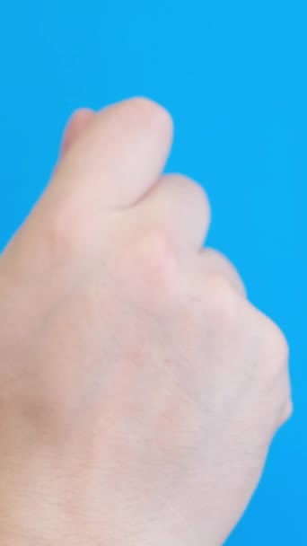 Közelkép Férfi Kéz Koppintásáról Kék Chromakey Képernyőn Függőleges Videó — Stock videók