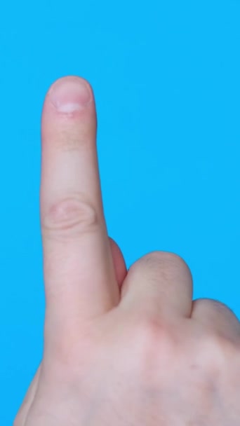Erkeğin Ele Dokunuşunun Yakın Plan Görüntüsü Mavi Renkli Ekranda Parmak — Stok video