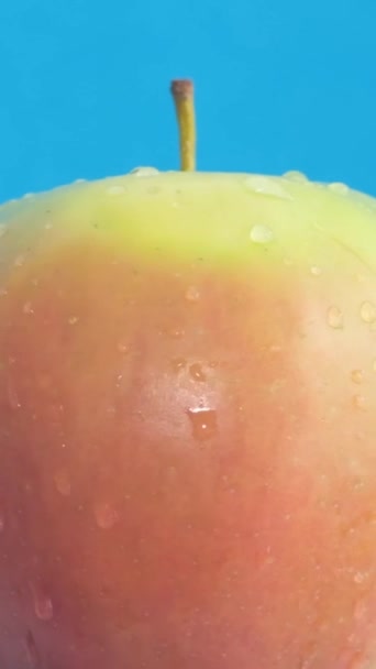Delicious Juicy Apple Water Drops Spinning Blue Background Big Green — Stock Video