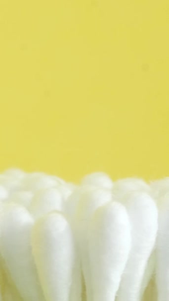 黄色の背景に綿の芽のクローズアップ 人々のための衛生製品 バーティカルビデオ — ストック動画