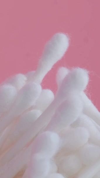 Tło Rotacji Pąków Bawełny Różowym Tle Produkty Higieniczne Pionowe Wideo — Wideo stockowe