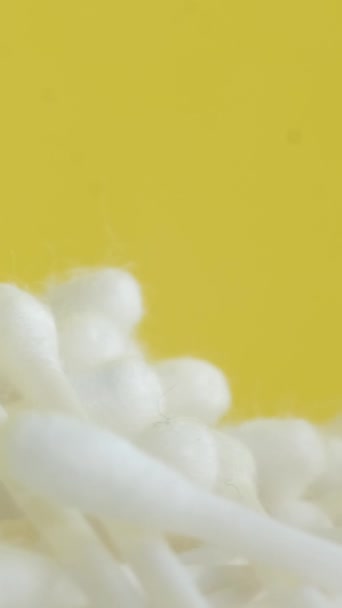 Hisopos Giratorios Algodón Sobre Fondo Cromado Amarillo Productos Higiene Vídeo — Vídeo de stock