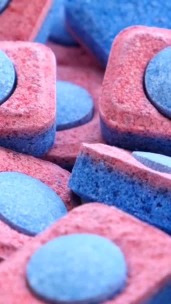 Kleurrijke Vaatwaskorrels Draaien Een Cirkel Wasmiddelen Voor Vaatwasser Verticale Video — Stockvideo