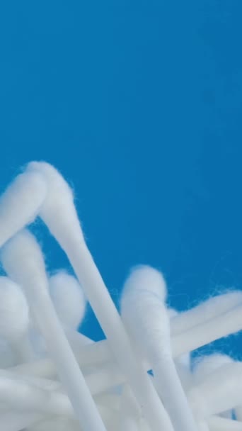 Produtos Higiene Botões Algodão Fundo Azul Vídeo Vertical — Vídeo de Stock