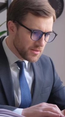 Bitkin, çok gergin genç ofis çalışanı başarısızlıktan dolayı gergin, zihinsel çalışma. Başarısız. İşle ilgili sorunlar. Stresli şirket çalışanı, yorgunluktan yorgun..