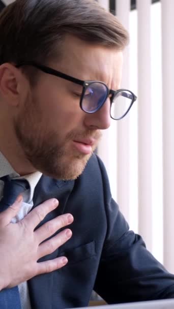 職場で病気のオフィスワーカー 若い男に息ができない 忙しい仕事 職場で咳をしているビジネスプロジェクト開発者 — ストック動画