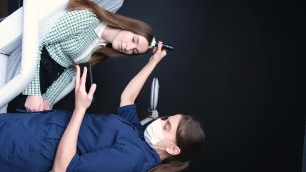 Kozmetoloji Kliniğinde Genç Bir Kadın Hastanın Kafa Derisinin Saç Foliküllerinin — Stok video