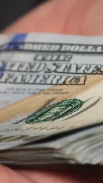 Erkek Eller 100 Dolarlık Banknotları Tutuyor Yatırım Rüşvet Veya Yolsuzluk — Stok video